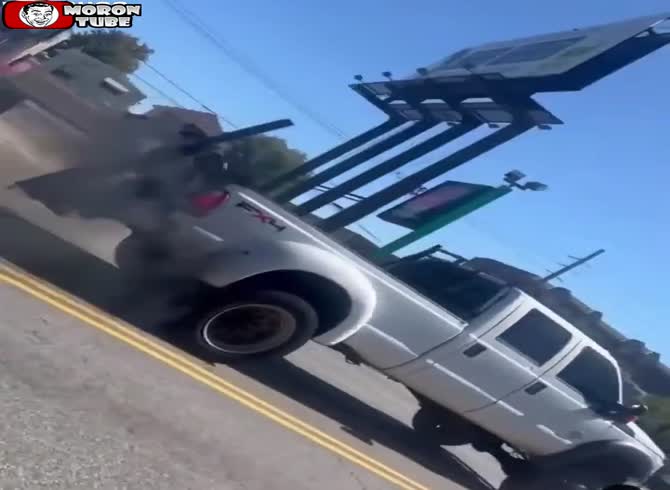 Video :Two tow trucks battle it out to tow a car
